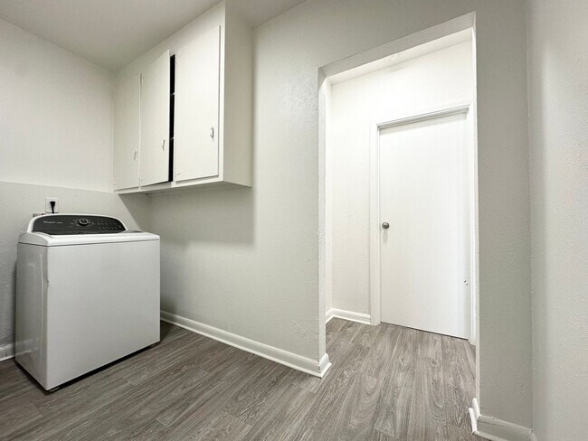 Building Photo - Bright and Spacious Duplex Style Home with HUGE Fenced in Backyard!!!