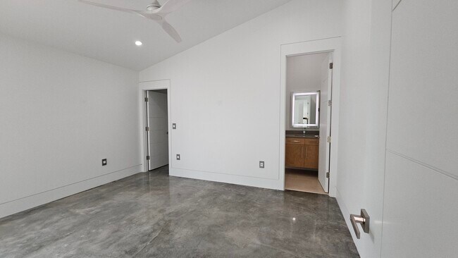 Building Photo - 63 1st Ct