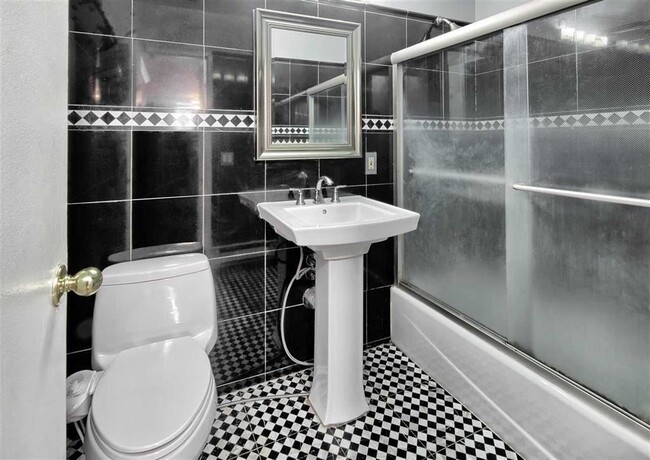 Building Photo - 79 Garden St