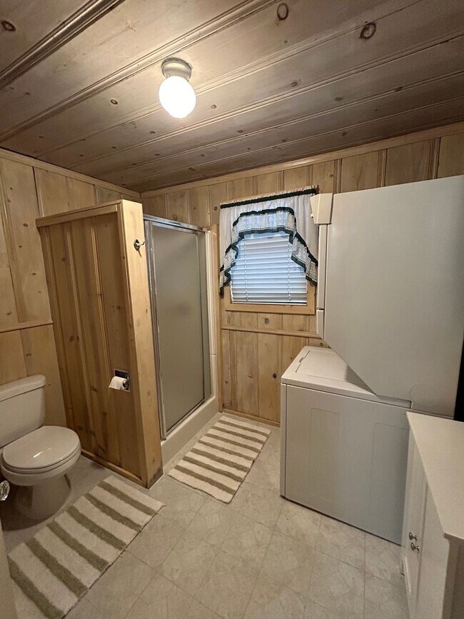 Building Photo - Great Neighborhood Near the Lake and Stateline Area - Long Term Rental