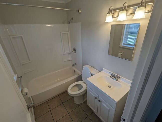 Building Photo - Charming 2BD/1BA End Unit