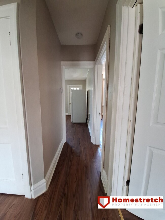 Building Photo - One Bedroom Unit Available for Immediate M...