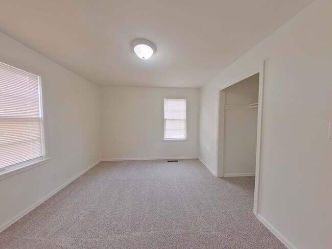 Building Photo - 3 Bedroom House