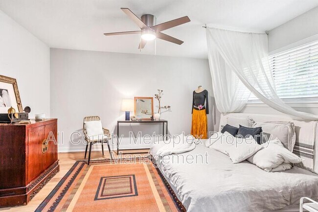 Building Photo - 7924 Royal Ln