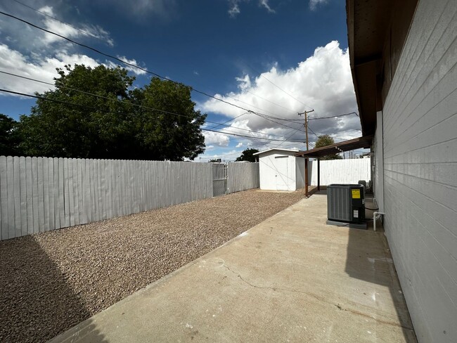 Building Photo - Beautiful Newly Remodeled Furnished Home: ...