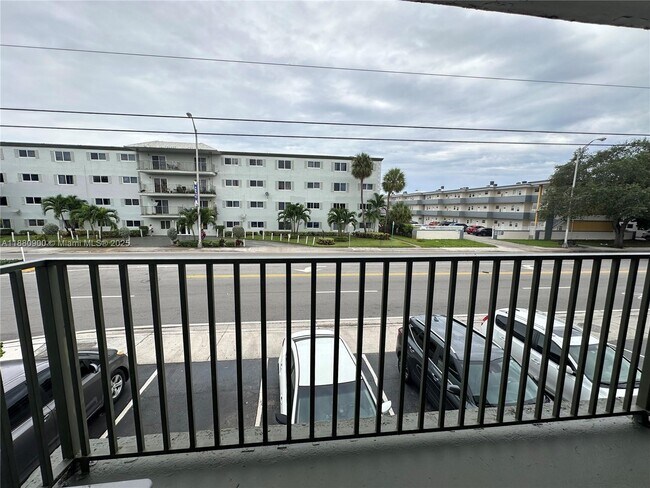 Building Photo - 13285 NE 6th Ave