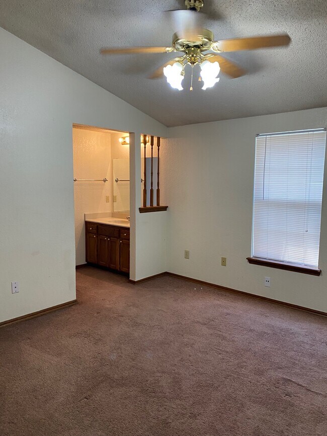 Building Photo - 2122 Meench Dr