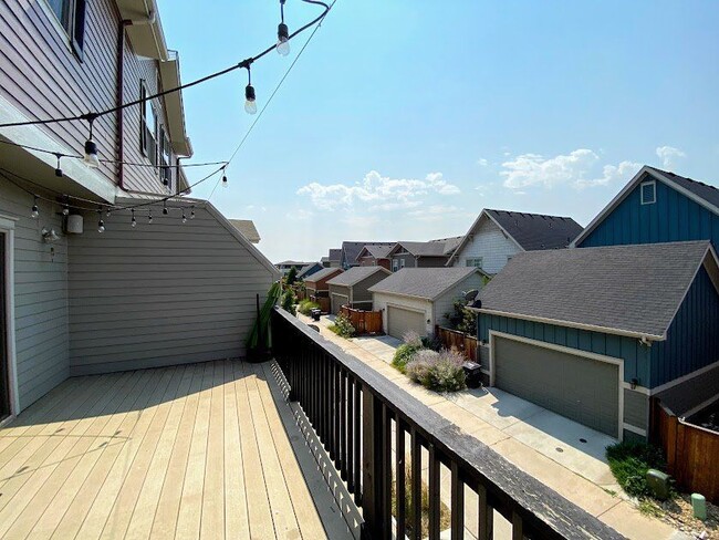 Building Photo - 5447 Valentia St