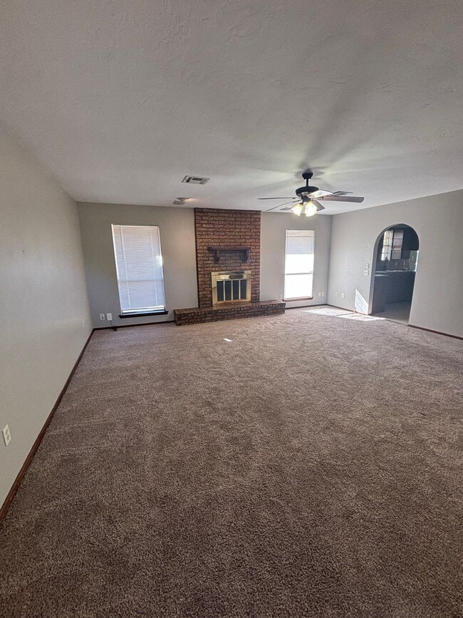 Building Photo - Spacious 3 bedroom, 2 bathroom home availa...