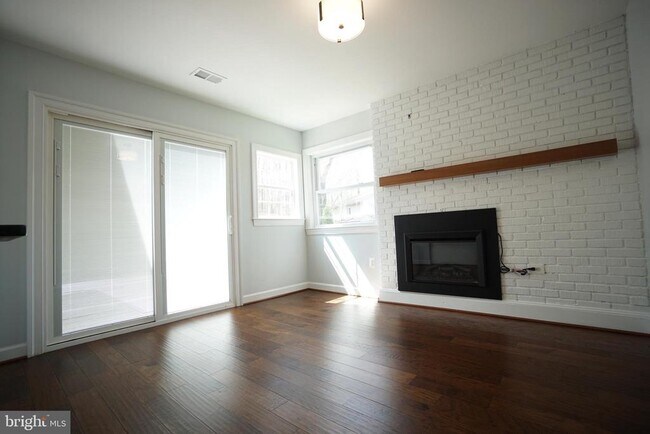 Building Photo - 322 Sugarland Run Dr