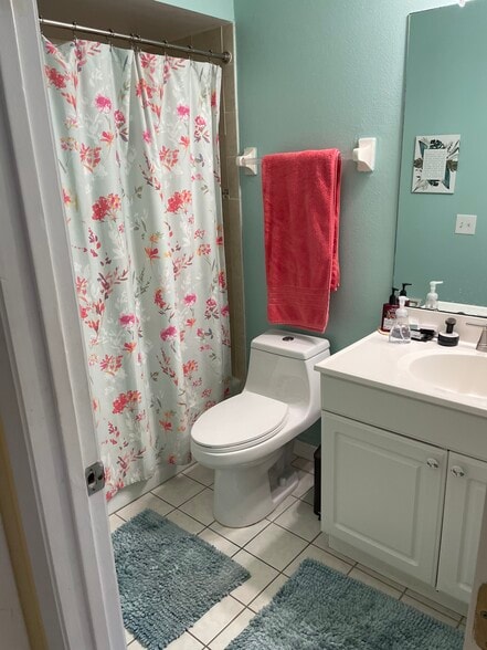 Hallway bath - 2729 Countryside Blvd