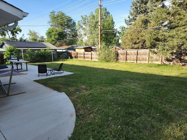 Building Photo - 3 BR bright, sunny, well-maintained house with large fenced yard and attached garage.