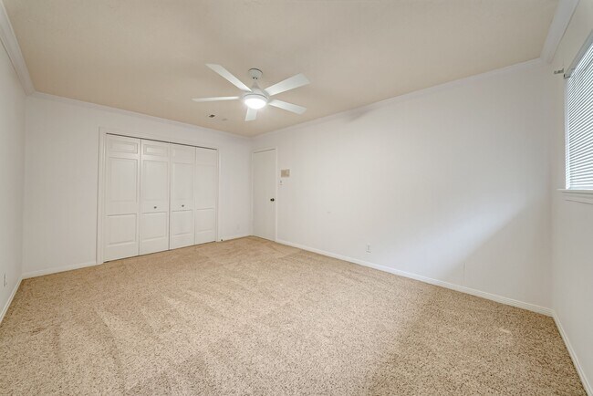 Building Photo - 16326 Heatherdale Dr