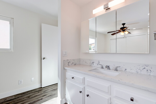 Master bedroom with separate vanity - 2312 Grant Ave