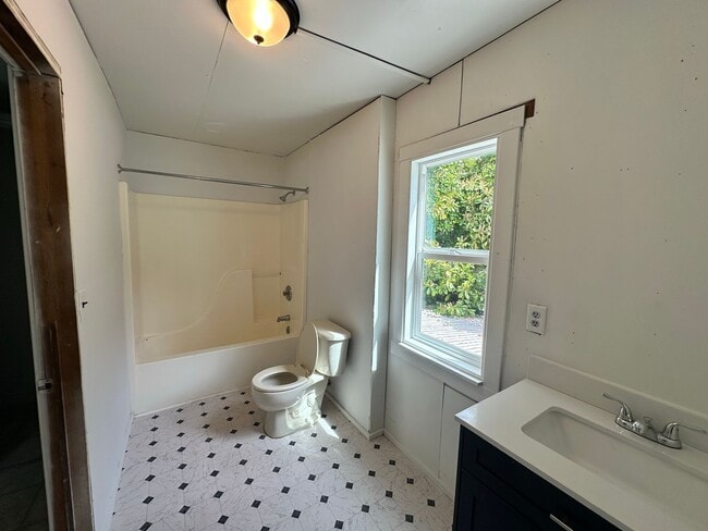 Building Photo - Large 4 Bedroom Apartment in Canyonville