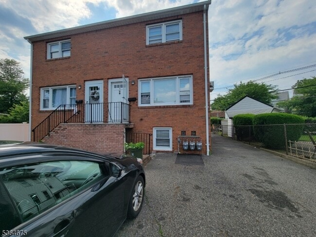 Building Photo - 555 Clifton Ave