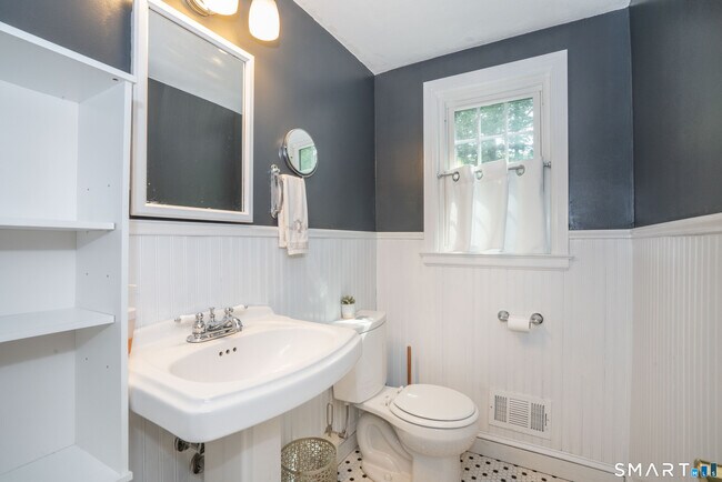 Building Photo - 25 Greensview Dr