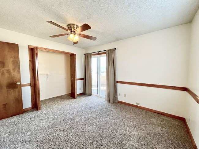 Building Photo - 2 Bedroom 1 Bath Rancher in Constitution H...