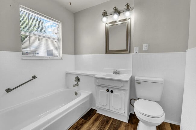 Building Photo - 200 SW 6th Ave