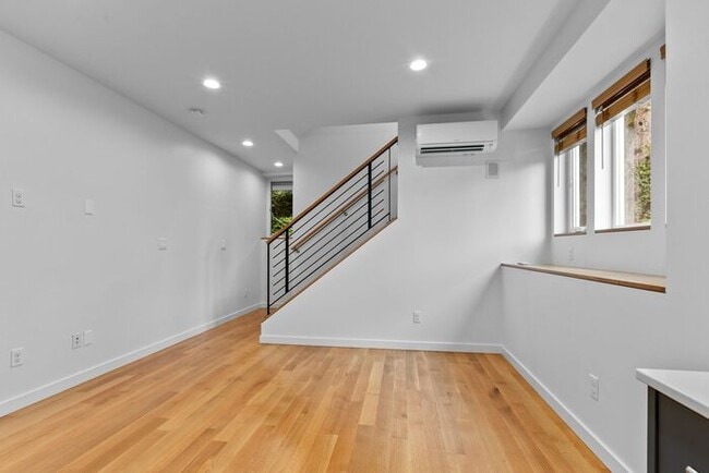 Building Photo - Sweet Ultra-Modern Air-Conditioned West Se...