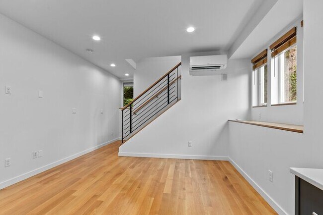 Building Photo - Sweet Ultra-Modern Air-Conditioned West Seattle Townhome w/ Parking