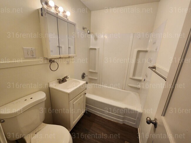 Building Photo - $999- 3 bedroom/ 1 bathroom - Single Family Home