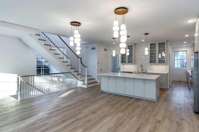 Building Photo - 17 Wilson St