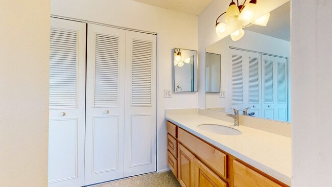 Building Photo - 4 Bedroom 2 Full Bathroom Single Family Ho...