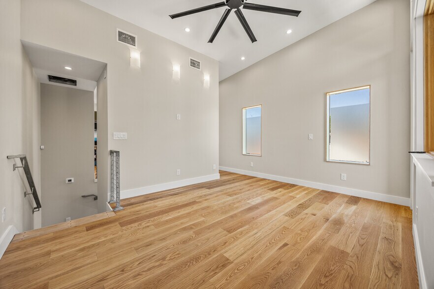 Building Photo - 626 Delaware St