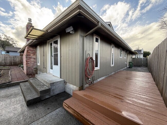 Building Photo - Spacious 3 Bedroom, 2 Bath home in Quality North Bend Neighborhood!