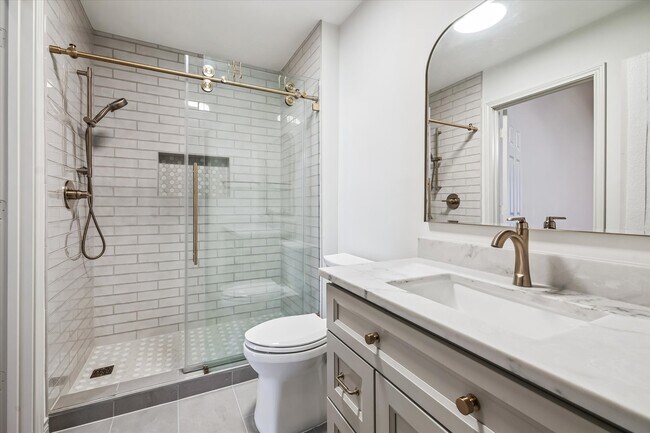 Building Photo - 1811 Devonshire Crescent