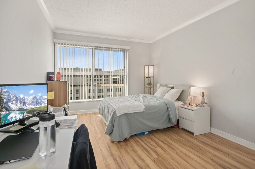 Large bedroom with lots of light - 777 7th St NW