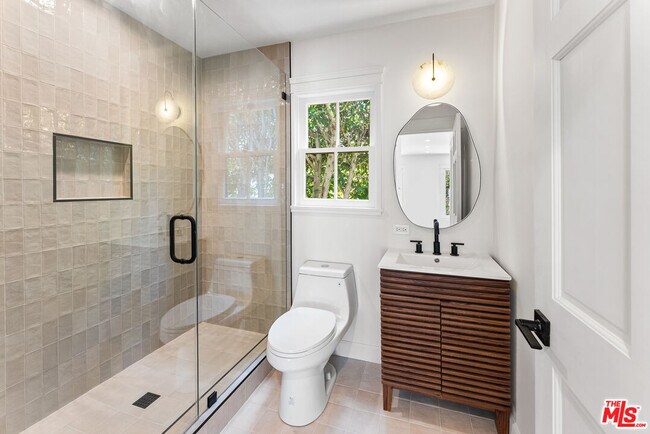 Building Photo - 8916 Ashcroft Ave