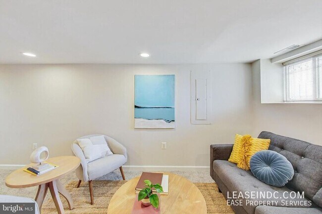 Building Photo - 535 Gresham Pl NW