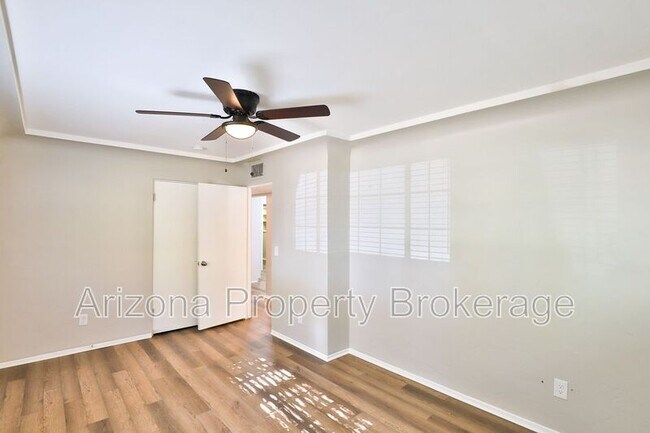 Building Photo - 144 E Vista Del Cerro Dr