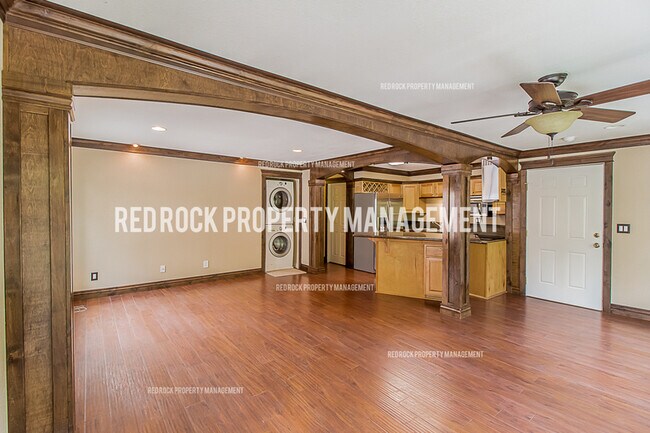Building Photo - 215 S Chestnut St