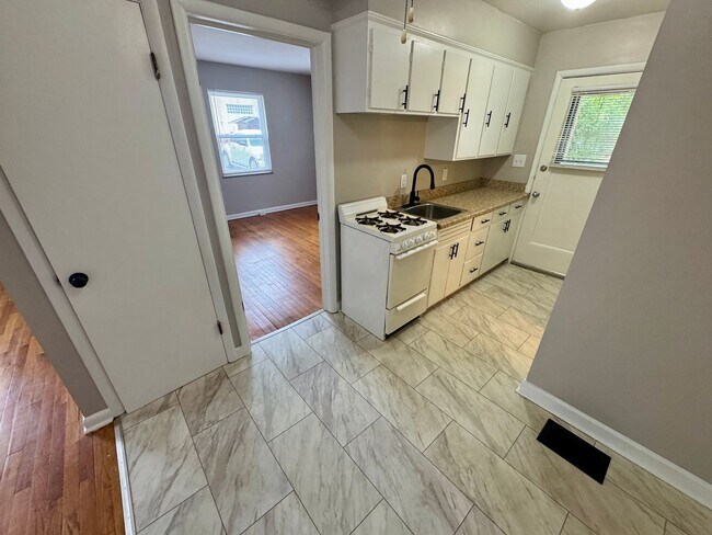 Building Photo - 1 Bedroom ~ Grandview Area