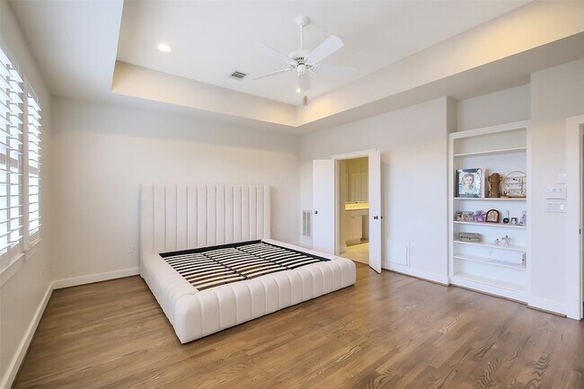 Building Photo - 2437 South Blvd