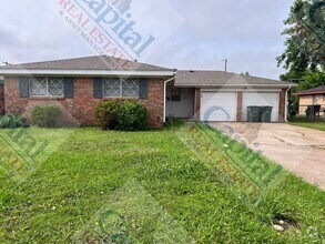 Building Photo - Charming 3 Bedroom
