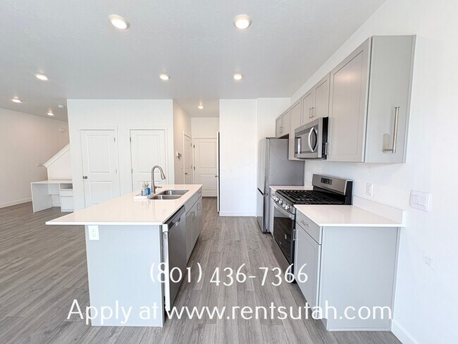 Building Photo - Lovely Santaquin Home