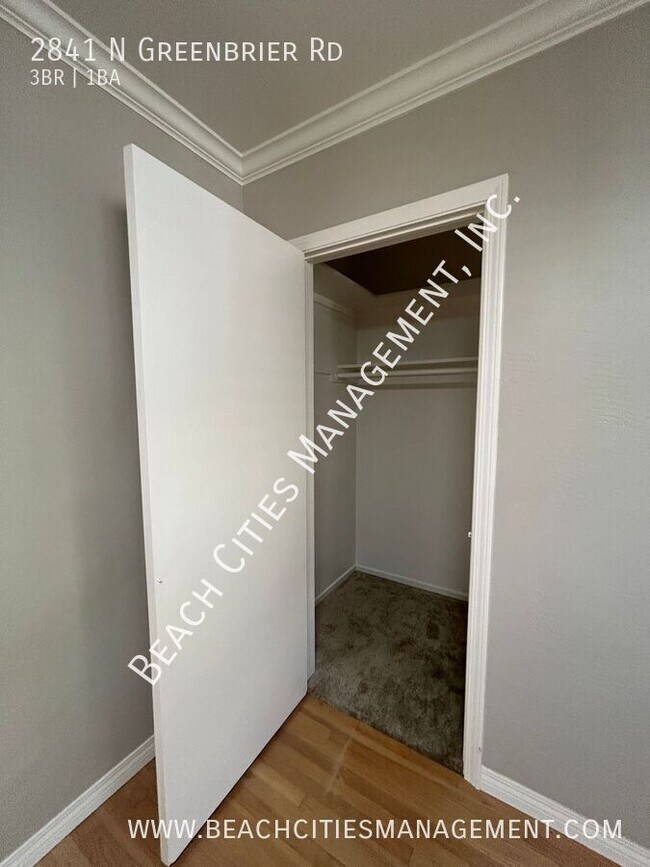 Building Photo - 2841 N Greenbrier Rd