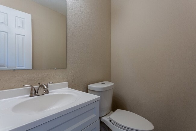 Building Photo - 840 Red Oak Ct