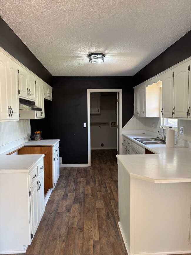 Building Photo - Cute, refreshed home on quiet cul de sac.