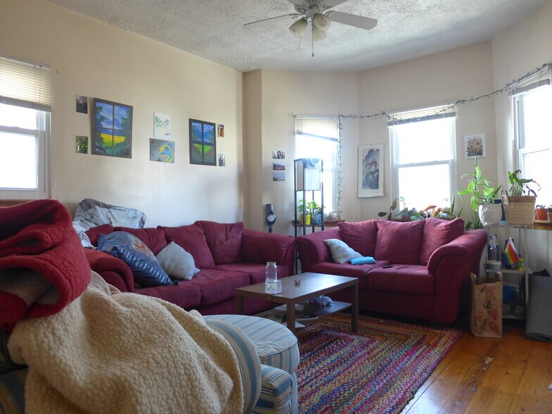 Building Photo - 830 Parker St