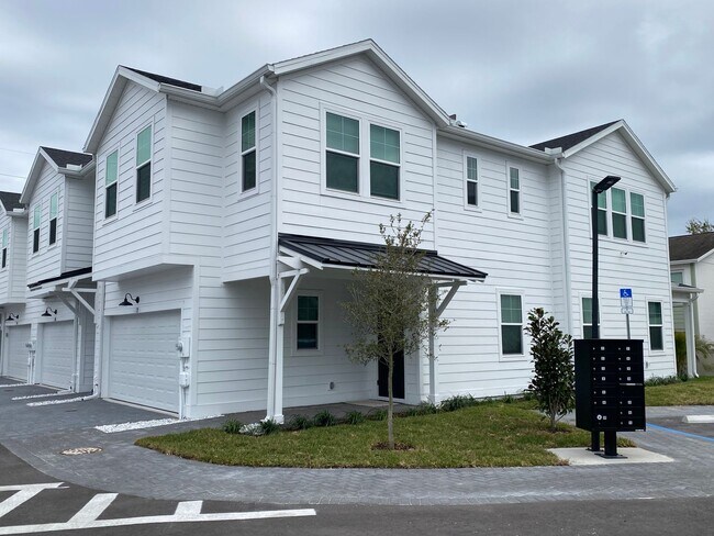 Building Photo - Brand New Constructed Townhouse in South Tampa - Available October 2024