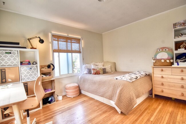 Building Photo - Beautiful 3 BD, 2 BA Home in Bird Rock fea...