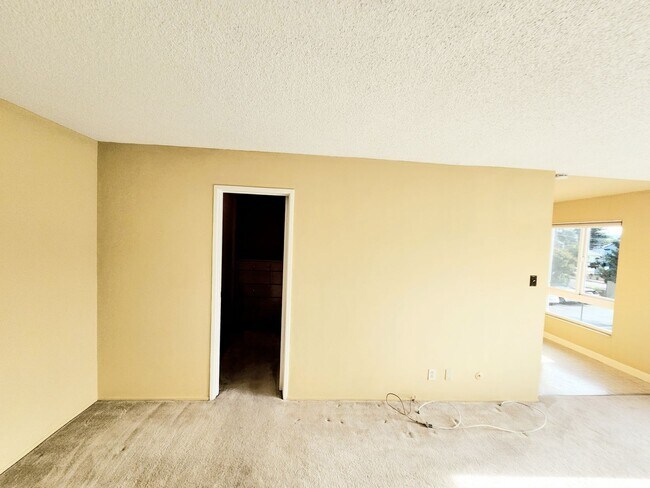 Building Photo - Woodlake Studio