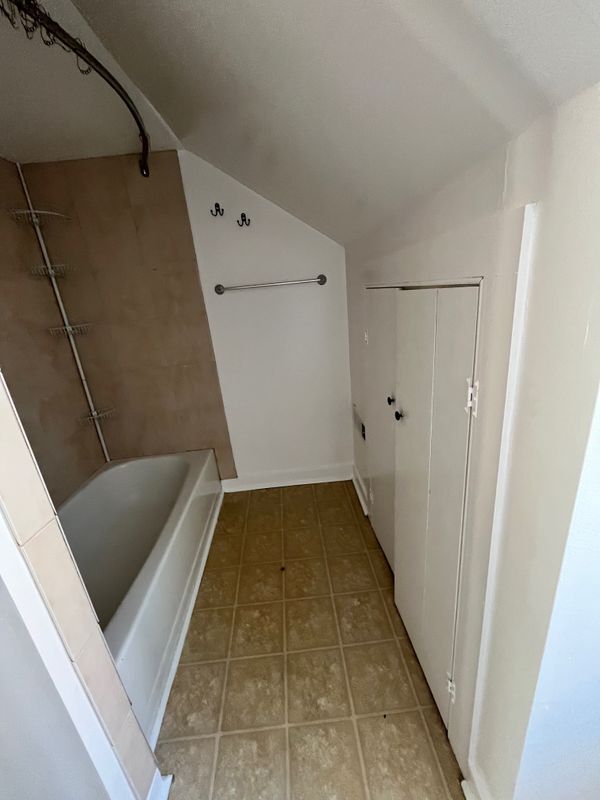 Building Photo - 610 Caroline St