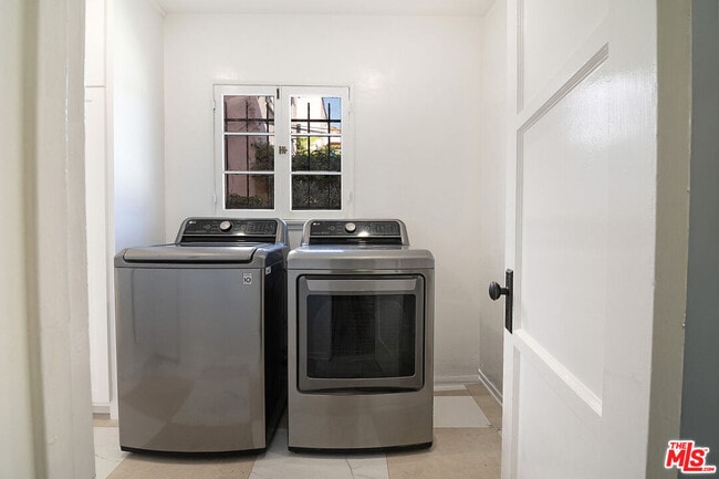 Building Photo - 1040 S Alfred St