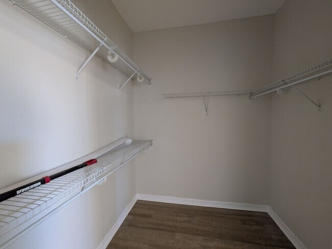 Building Photo - Top Floor Condo at Lakeside at Lakes of Windermere